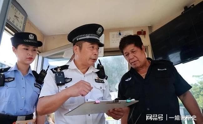 穿“白衬衣”的警察，级别有多高？一般人穿不了，身份不简单