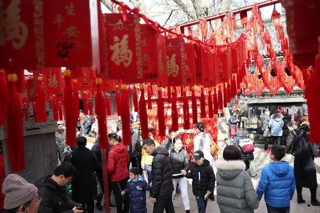 冰雕、花灯、祭海、火把：中国春节的多样打开方式