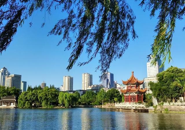青岛GDP追烟台，渐远宁波天津，2024年经济差距逐渐显现