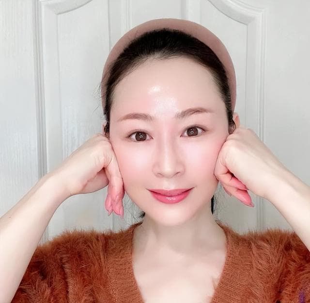 40岁女性专属：告别卡粉浮粉的唇妆底妆实用技巧