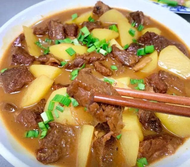 土豆炖牛腩的完美制作指南：从选材到出锅的每一个细节