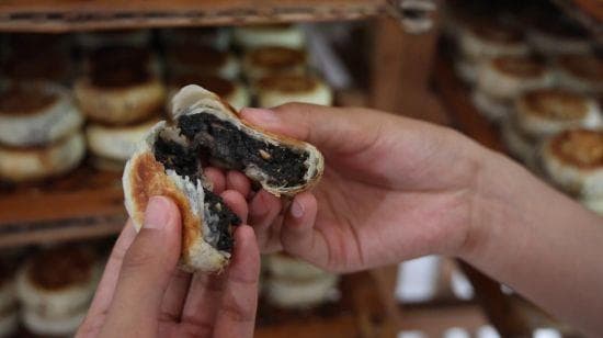 歙县：手工月饼制作忙 甜香酥软“俏”中秋