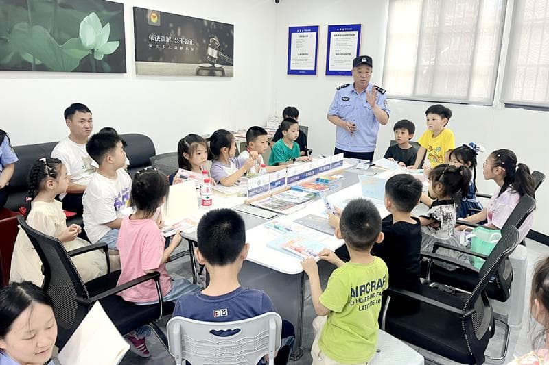 湖北武汉：“暑期集中行动”为孩子们撑起一片天