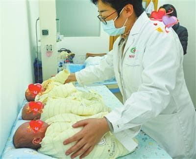 中山市博爱医院成功救治27周超早产三胞胎