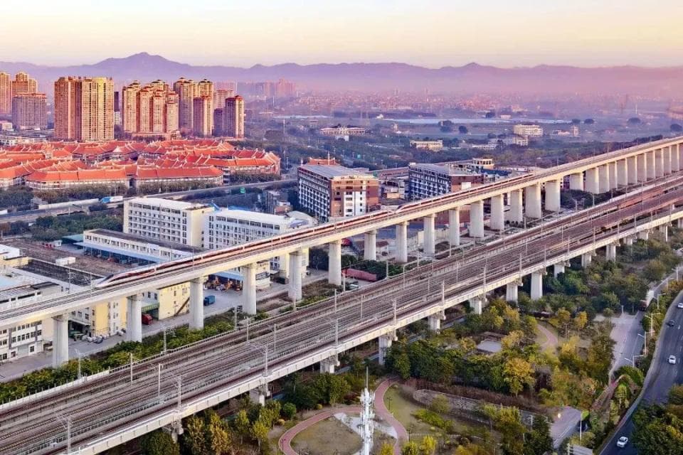 揭秘高铁空调系统：门窗紧闭的车厢里，空气为何如此清新？