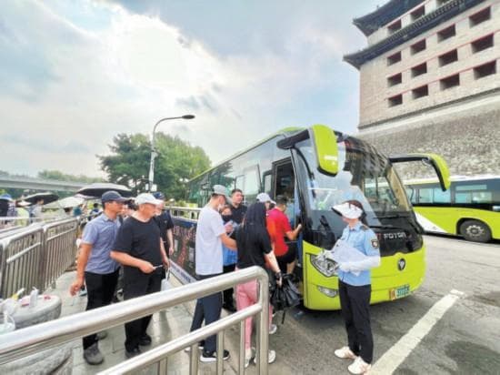 北京877路公交暑期发车超500趟，多措并举保障游客出行