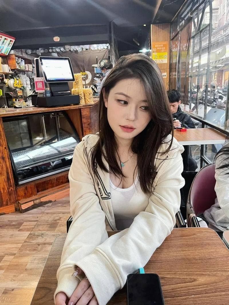不同拍摄视角（平视、仰视、俯视）对构图的影响