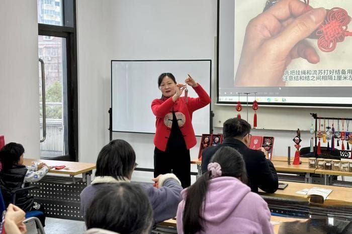 新春手工制香囊 “香”满乾坤福满堂