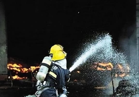 水能灭火是常识，但为何浇不灭海底火山中的火？