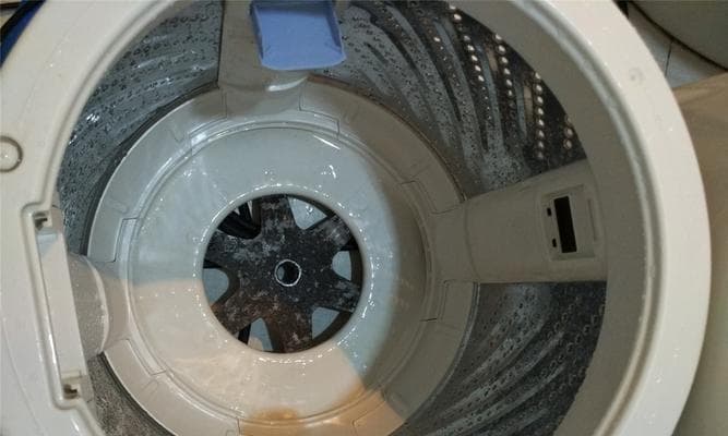 洗衣机清洁小窍门，让你的洗衣机焕然一新（15个简单方法教你清洗洗衣机）