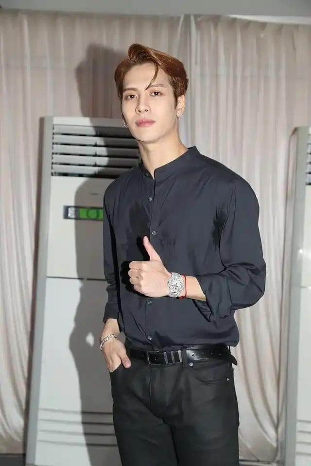 王嘉尔深夜发声引热议：娱乐圈水太深？