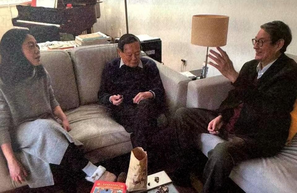 翁帆获双博士学位，与杨振宁共著多部学术著作