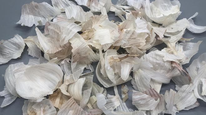 大蒜皮“浑身是宝”，这6种妙用，很多人都需要，一年能省不少钱