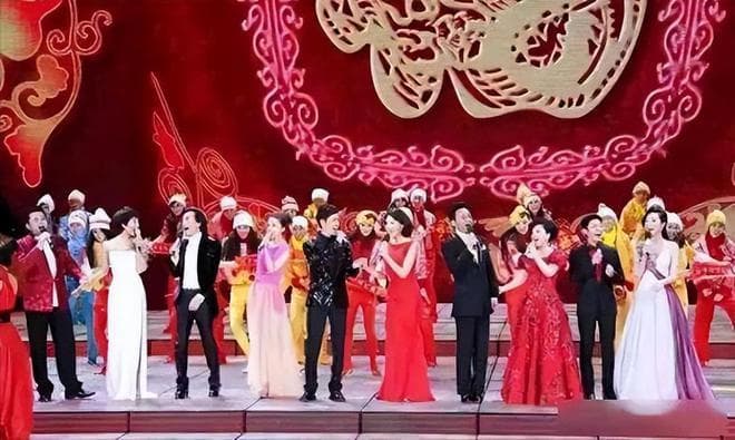 哈文时代的春晚：广告植入惹争议，观众流失引反思
