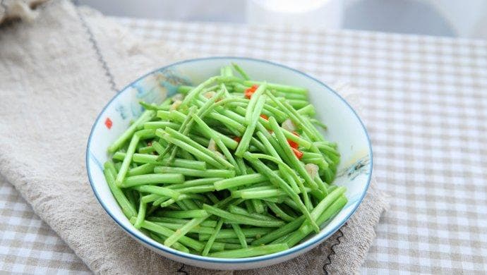 清炒藜蒿：简单美味的藜蒿烹饪方法