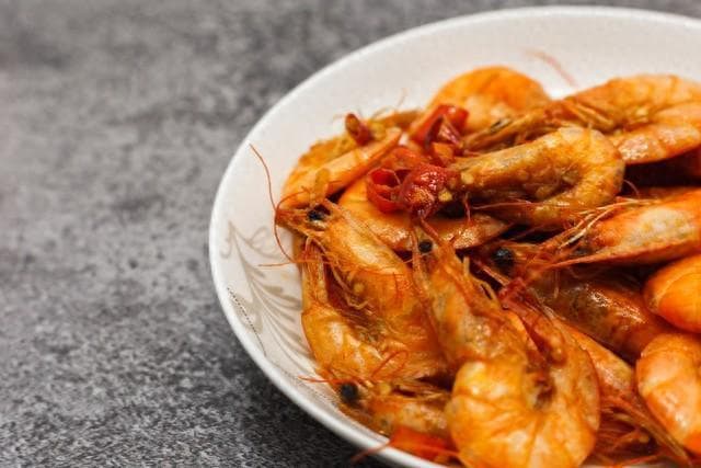 大虾煮法大揭秘：不再用清水，教你一招轻松搞定！