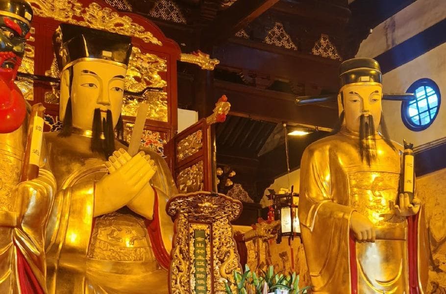 农历二月二十一，普贤菩萨和城隍老爷诞辰日，跟着习俗祈福迎祥