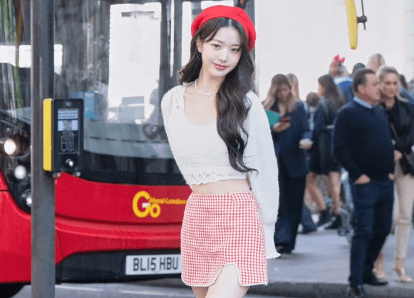 张元英小红帽街拍解析：为什么她能美出圈？