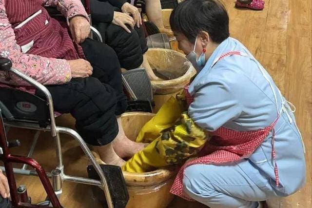 “睡前泡脚”错了？过了70岁，泡脚时最好要注意这几点