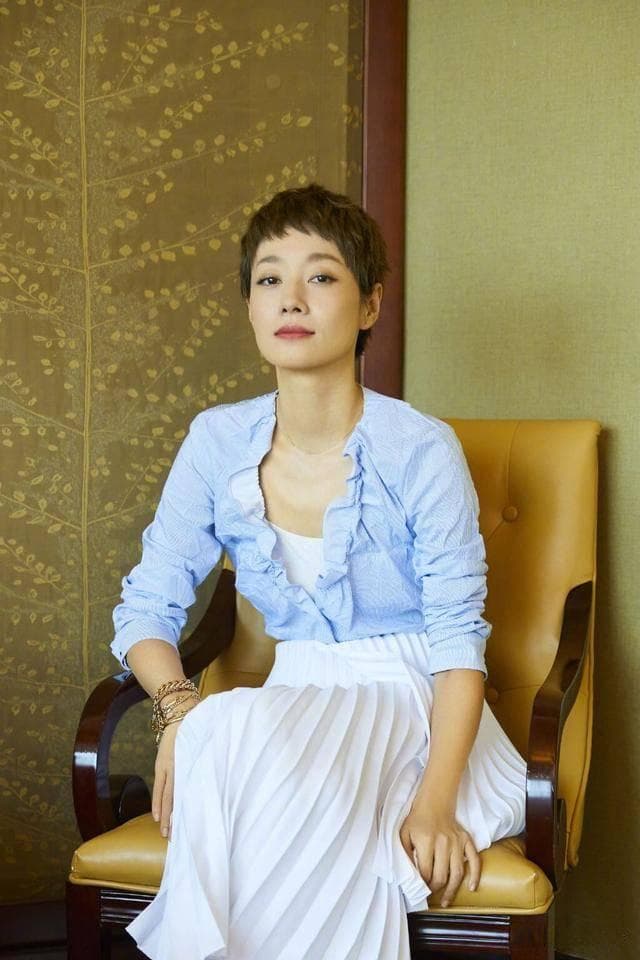 马伊琍公益事迹登上热搜：从演艺圈到公益事业的坚韧精神