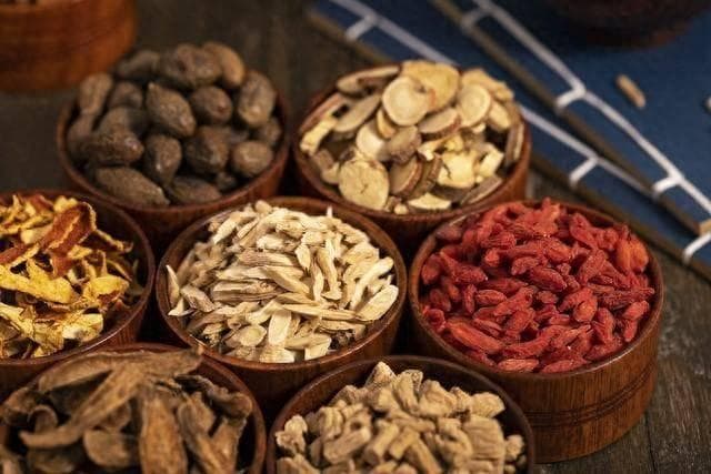中药界的“软黄金”：枸杞的功效与食用指南