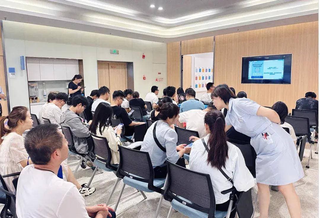 甘肃爱尔院长盛迅伦教授领衔硕博团队严把近视手术安全关！
