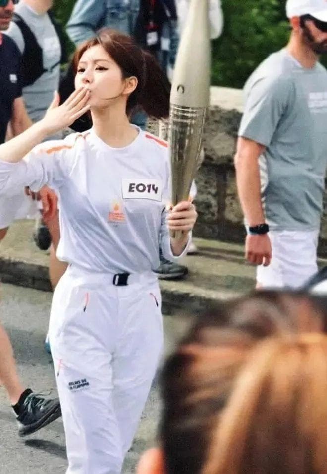 90后演员赵露思获选巴黎奥运火炬手，将完成第10站圣火传递