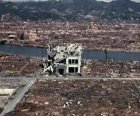 核爆下的毁灭与重生：二战期间美国对日本的核攻击