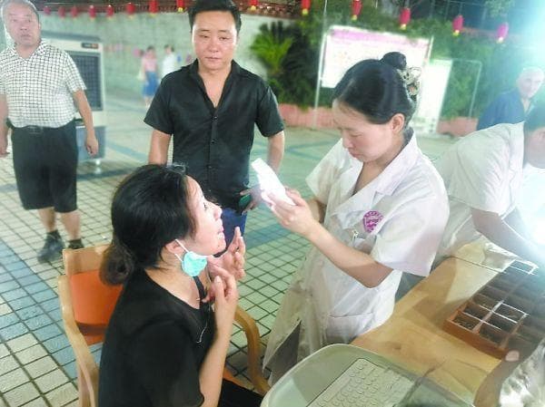 “AI号脉” 中医养生夜炫出科技风