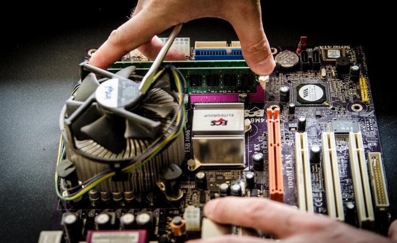 选择哪种主板能与DDR4服务器内存条兼容？
