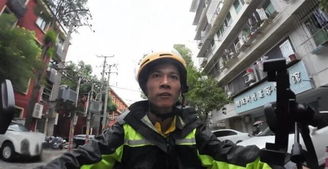 武汉残疾外卖小哥陈运河：自强不息引关注，多方助力展温情
