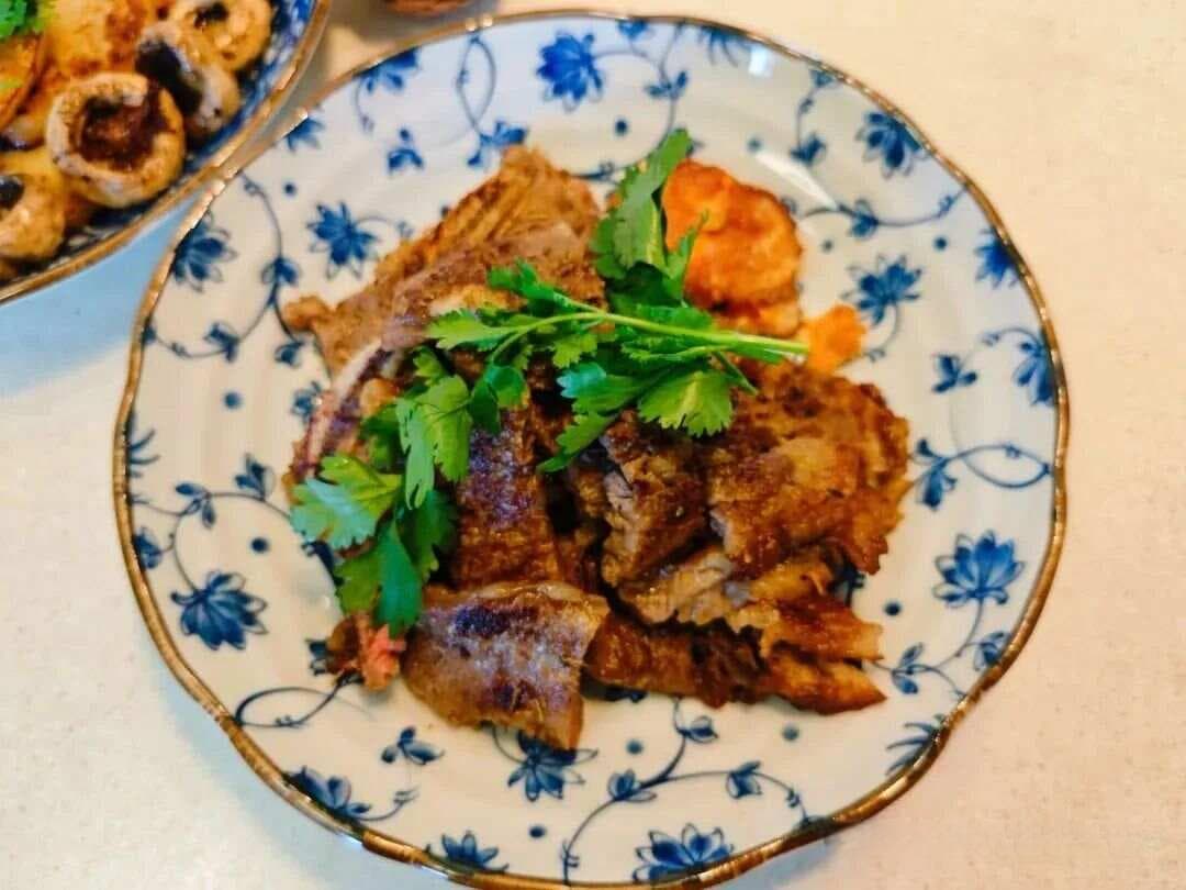 独家秘制黑椒煎牛仔骨，肉质软嫩，香气浓郁