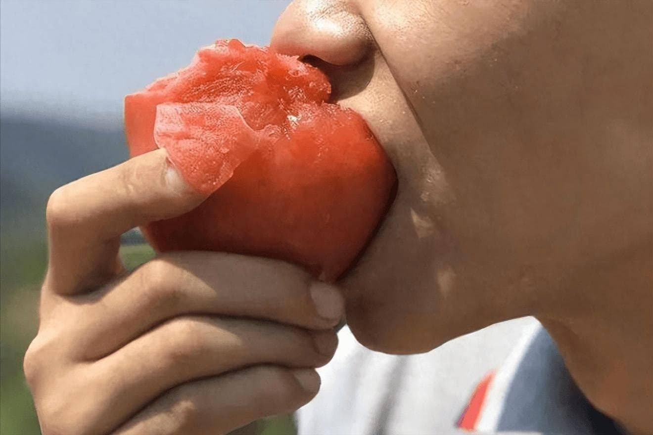生吃西红柿，对血糖有没有影响？有利于降血糖？医生一文解释清楚