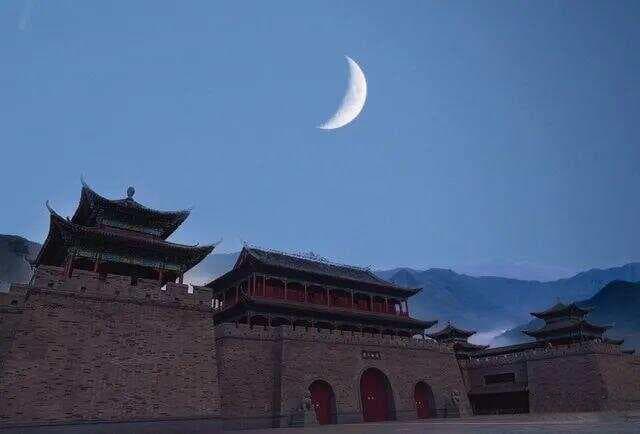 月映诗心：四首古诗词里的月夜情思