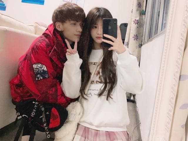 杨清柠晒JK写真照，小哪吒抢镜！从争议到幸福，她找到了属于自己的人生