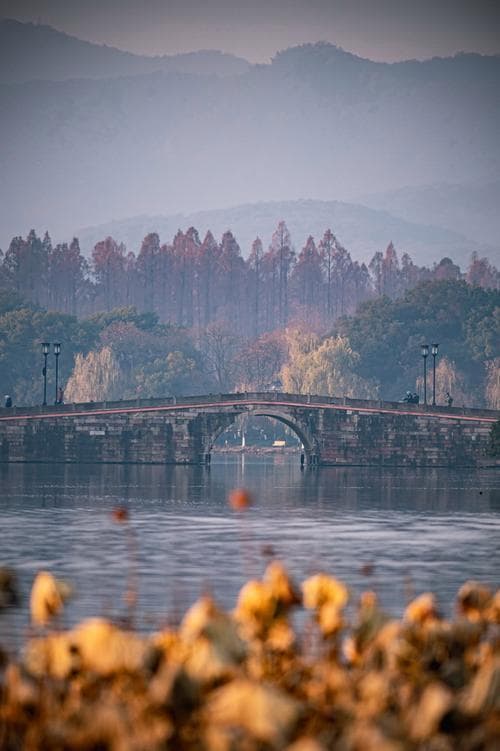 西湖四景：苏堤春晓、断桥残雪、平湖秋月、柳浪闻莺的独特魅力