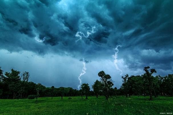 雷雨后还有哪些景象？雷雨过后：彩虹、泥土芬芳与世界重生！