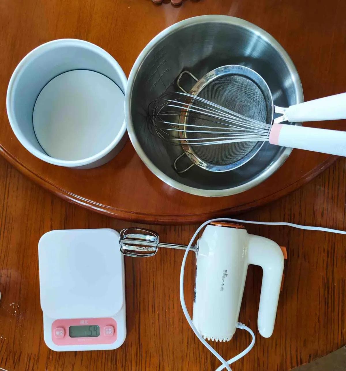 零基础学做生日蛋糕：戚风蛋糕制作与装饰指南