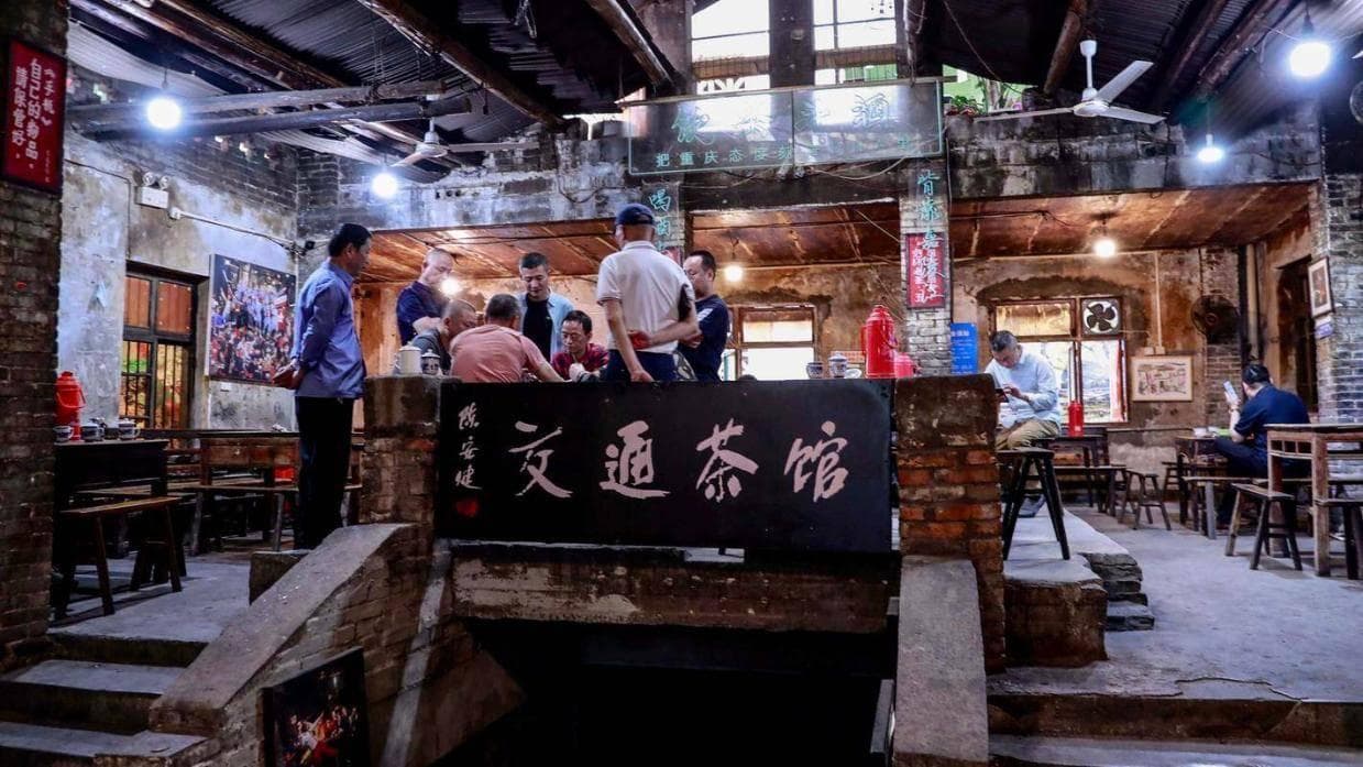 重庆交通茶馆：探秘涂鸦街旁的八十年代老茶馆，网红打卡与文化体验并重