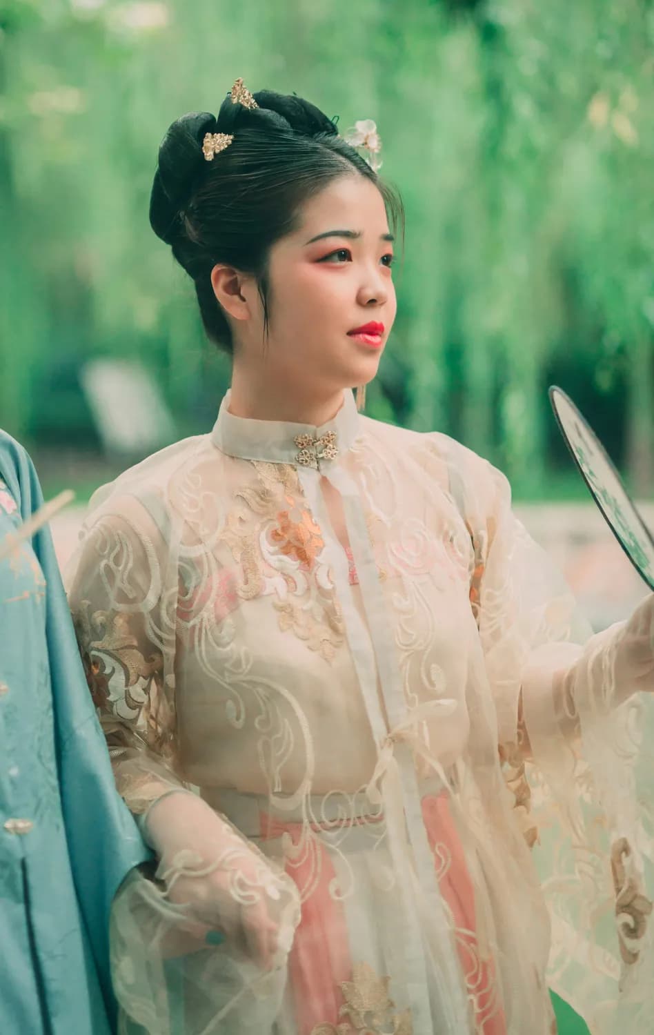 杨紫的美妆秘诀：从养生到护肤，打造内外兼修的时尚魅力