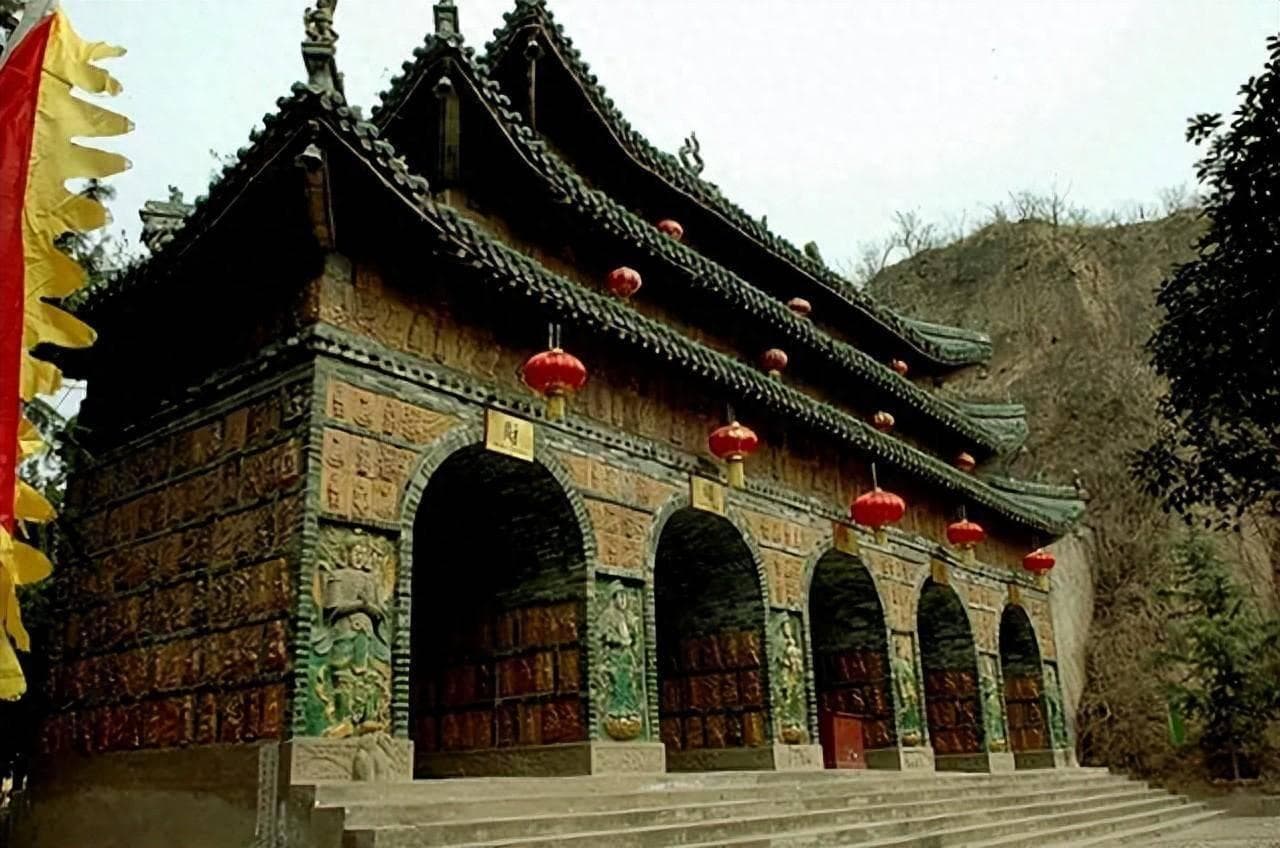 洛阳一处千年古刹，曾与白马寺、龙门石窟齐名，如今却已杂草丛生