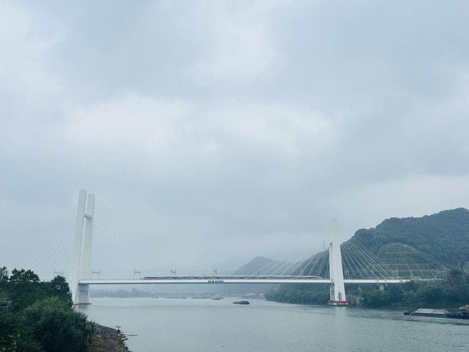 日均5万人！串起7大5A级景区，这条“最美高铁”给沿线带来哪些变化