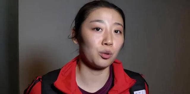 姚迪场边积极沟通 天津女排亟需重整旗鼓