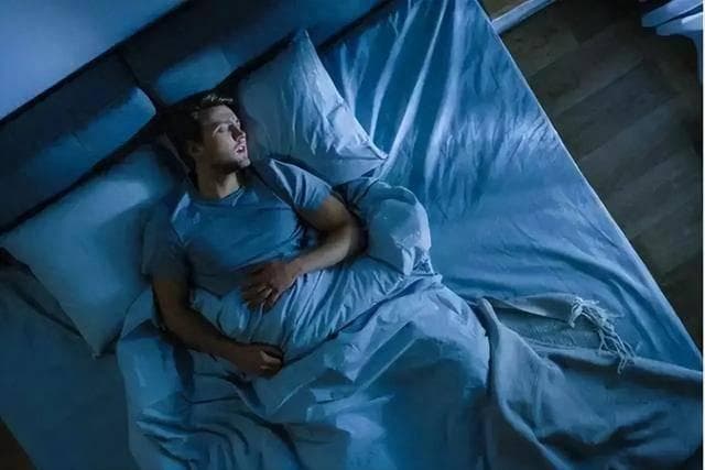 打破8小时睡眠迷思：50岁后最佳睡眠时长全解析