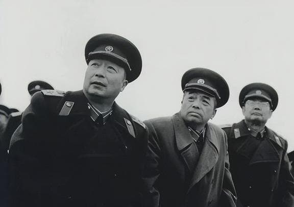 珍贵老照片，四位老帅同框合影，他们都是谁？