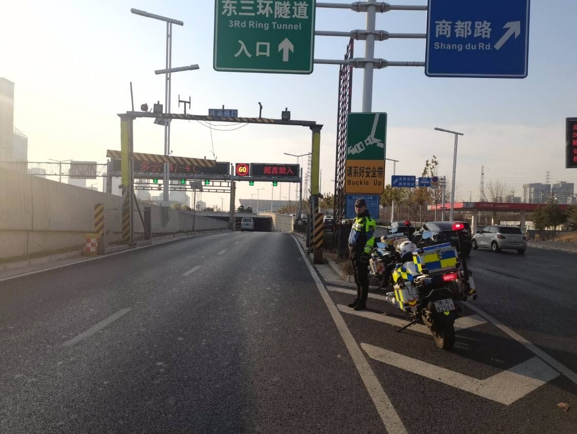 冬季天冷易结冰，开车、骑行、步行都要注意哪些？ 郑州交警发布“低温出行指南”