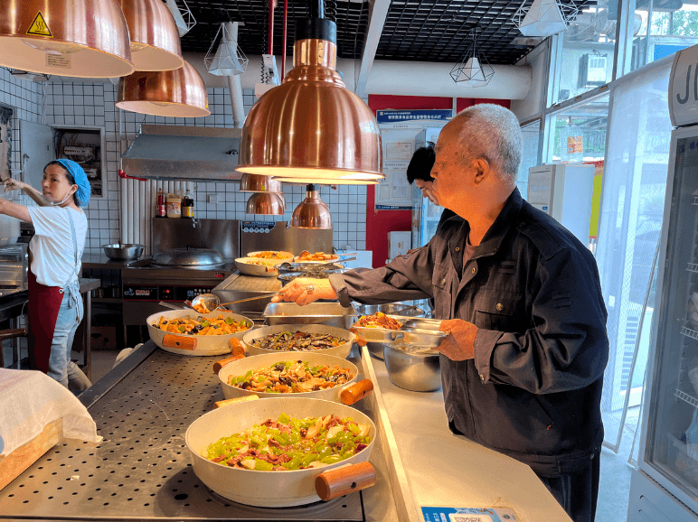 张家口：社区养老助餐服务让老人在家门口吃上暖心饭