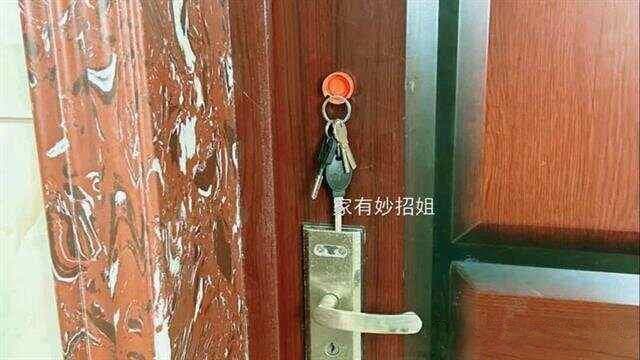 出门忘带钥匙别急，准备个塑料瓶盖，轻松解决大难题，学会不亏