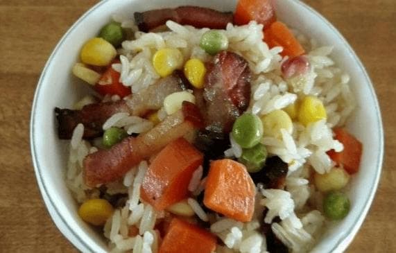 腊肉饭是一道美味的中式家常菜，口感鲜美，做法简单