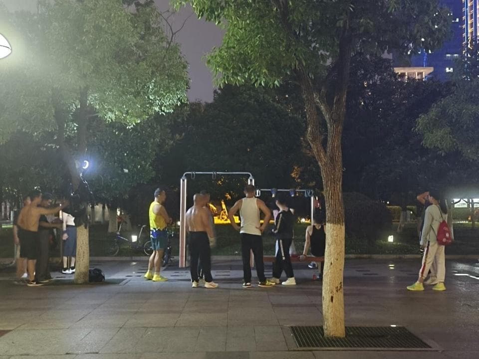 武汉公园老年人硬核锻炼：专家称有些动作不合理，但也不应一味苛责